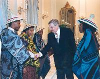 Le gouverneur général Roméo LeBlanc souhaite la bienvenue à la nouvelle haute-commissaire du Lesotho, Gwendoline Malaheha, et à son entourage.  Date : 16 mai 1995.   Photographe : Sgt Michel Roy, Rideau Hall. Référence : GGC95-339-31.
